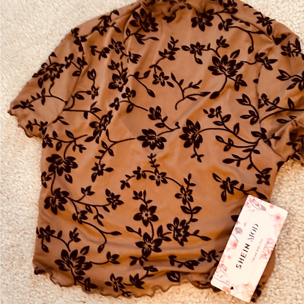 Felt Flower Overlay Crop Top - Picture 6 of 8